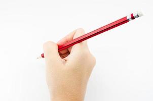 mano de mujer sosteniendo con lápiz rojo sobre fondo blanco foto