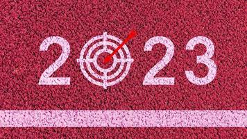 nuevo año 2023 o Derecho adelante concepto. texto 2023 escrito en un atletismo pista, concepto de planificación, meta, desafío, nuevo año resolución. foto