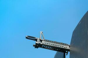 pistola armas de cerca ,máquina pistola en azul cielo, maquina pistola en un militar vehículo foto