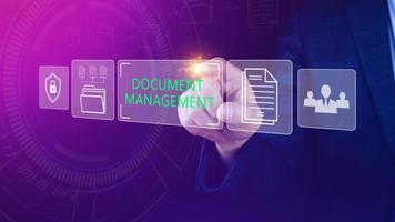 el sistema de gestión de documentos dms se está configurando consultor que trabaja en una computadora portátil en la oficina. software para archivar, buscar y administrar información de archivos corporativos foto