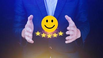 cliente servicios mejor excelente negocio clasificación experiencia, positivo revisión y comentario, satisfacción encuesta concepto. mano de un empresario espectáculo contento sonrisa cara con cinco estrella. foto