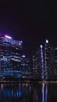 verticaal tijd vervallen visie van de hoogbouw wolkenkrabber kantoor financieel gebouw toren in de centraal bedrijf wijk Oppervlakte stad van Singapore in nacht tijd, modern metropolis stad video