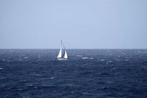 vela barco en alto olas mar foto