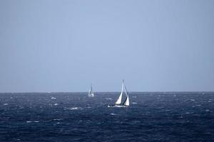 vela barco en alto olas mar foto