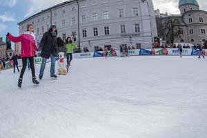 Salzburgo, Austria - 31 de diciembre de 2015 - gente patinando en la ciudad foto