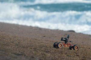 Dron terrestre terrestre con cámara mientras conduce en la playa foto