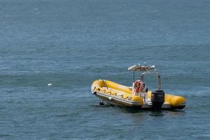 amarillo zodíaco barco amarradero cerca el puerto foto