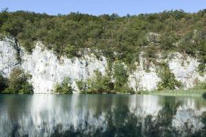 plitvice lagos nacional parque Mañana paisaje y calma aguas foto