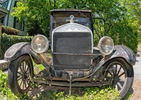 viejo coche oxidado abandonado en un campo foto