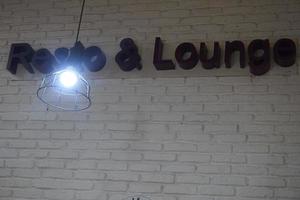 un firmar resto y salón borracho en el pared de un café foto