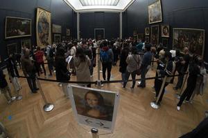 París, Francia - noviembre 18 2021 - mona Lisa habitación es concurrido de personas foto