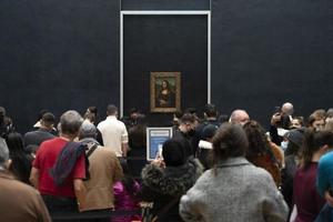 PARIS, FRANCE - NOVEMBER 18 2021 - Mona Lisa room is crowded of people photo