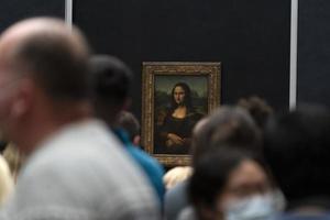 PARIS, FRANCE - NOVEMBER 18 2021 - Mona Lisa room is crowded of people photo