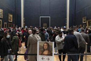 PARIS, FRANCE - NOVEMBER 18 2021 - Mona Lisa room is crowded of people photo