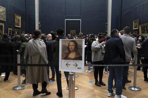 PARIS, FRANCE - NOVEMBER 18 2021 - Mona Lisa room is crowded of people photo