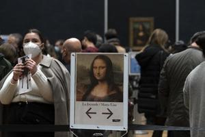 París, Francia - noviembre 18 2021 - mona Lisa habitación es concurrido de personas foto