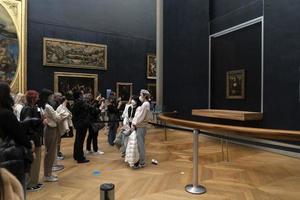 PARIS, FRANCE - NOVEMBER 18 2021 - Mona Lisa room is crowded of people photo