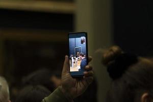 París, Francia - noviembre 18 2021 - mona Lisa habitación es concurrido de personas foto