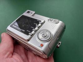Kyiv, Ucrania - diciembre 18, 2023 compacto digital cámara en mano foto