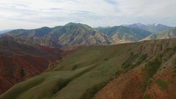 bellissimo canyon a partire dal un' uccelli occhio Visualizza. montagne. video