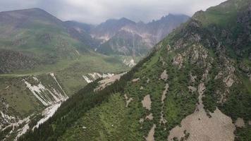 Drohne Flug. Fluss zwischen schön Berge. video