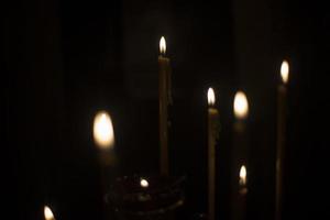 velas en iglesia. detalles de rito. religioso objeto. foto