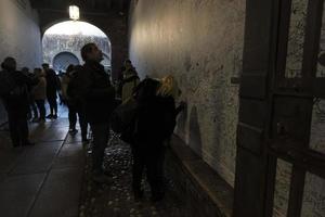 verona, italia - 7 de diciembre de 2017 - turista visitando la casa de romeo y julieta foto