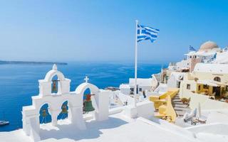 oia santorini Grecia en un soleado día durante verano con encalado casas y iglesias, griego isla foto