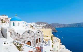 oia santorini Grecia en un soleado día durante verano con encalado casas y iglesias, griego isla foto