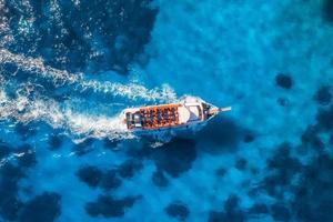 aéreo ver de hermosa flotante yate en azul mar a soleado día foto
