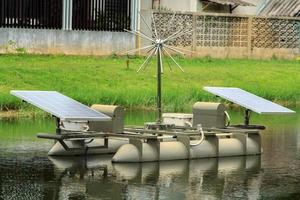 aguas residuales tratamiento barco solar energía, limpiar energía, ambientalmente simpático en naturaleza es un renovable energía creado por hombre. foto