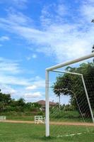 fútbol americano puertas y fútbol campos en el campo con hermosa azul cielo en un soleado y caliente tarde y vacío. foto