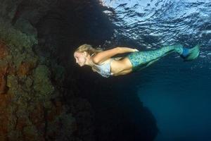 rubia hermosa sirena buzo bajo el agua foto