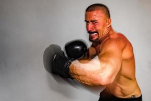 boxeador masculino europeo mientras entrena foto