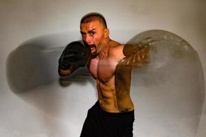 boxeador masculino europeo mientras entrena foto