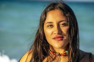 hermosa chica de cabello negro retrato de latina mexicana en la playa de baja california foto