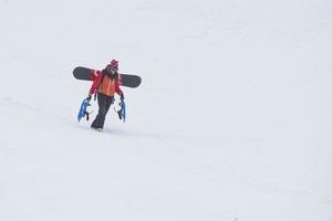 excursionista con raquetas de nieve aislado foto