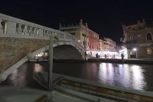 vista nocturna de los canales de venecia foto