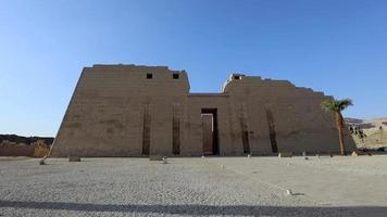 The main entrance gate to the Medinet Habu Temple in Luxor, Egypt video