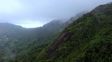 vue de mahe île dans brouillard, les Seychelles video