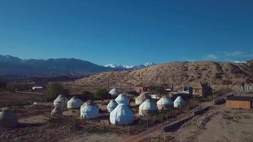 authentisch Jurten im traditionell kirgisisch Stil auf das Ufer von issyk kul See video