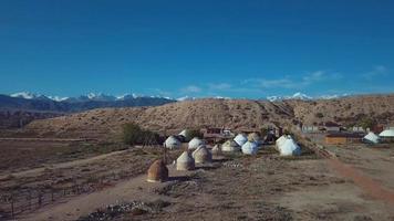 äkta yurts i traditionell kirgiziska stil på de Strand av issyk kul sjö video