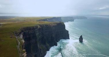 aéreo ver de el acantilados de Moher en Irlanda video