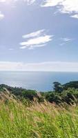 Vertikale Zeitraffer natürlich schön Aussicht von Meer Küste Cliff im sonnig Tag im Süd von Thailand, Phuket, Berg Insel im Ozean Meer im Sommer- video
