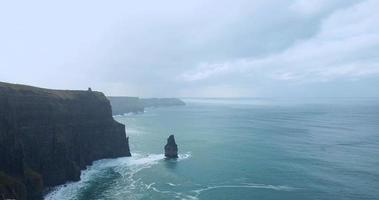 aéreo Visão do a falésias do Moher dentro Irlanda video