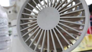 ein Mini tragbar Ventilator war Betrieb, das Ventilator Innerhalb war Spinnen schnell. diese tragbar Ventilator ist Weiß. video