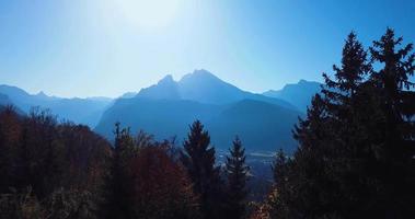 Antenne Aussicht von das natürlich Landschaften und Berge um berchtesgaden video