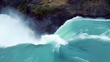 aérien vue de le salto grande cascade dans torres del paine parc, Chili video