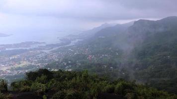 Visão do mahe ilha dentro névoa, seychelles video