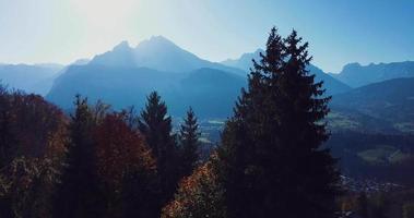Antenne Aussicht von das natürlich Landschaften und Berge um berchtesgaden video
